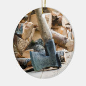 Alte Axt und Brennholz Keramik Ornament (Links)