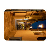 Alte beleuchtete schmale Straße in Mahon - Menorca Magnet (Horizontal)