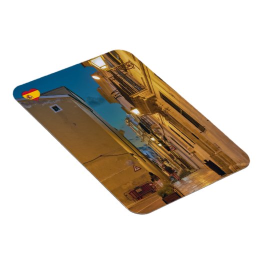 Alte beleuchtete schmale Straße in Mahon - Menorca Magnet (Rechte Seite)