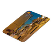 Alte beleuchtete schmale Straße in Mahon - Menorca Magnet (Linke Seite)