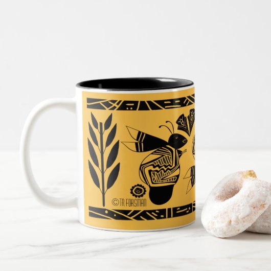 Alte Bienen und Blume auf sehr goldener Tasse3 Zweifarbige Tasse (Mit Donut)