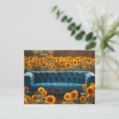 Alte blaue Couch in Sonnenblumen Postkarte (Stehend Vorderseite)
