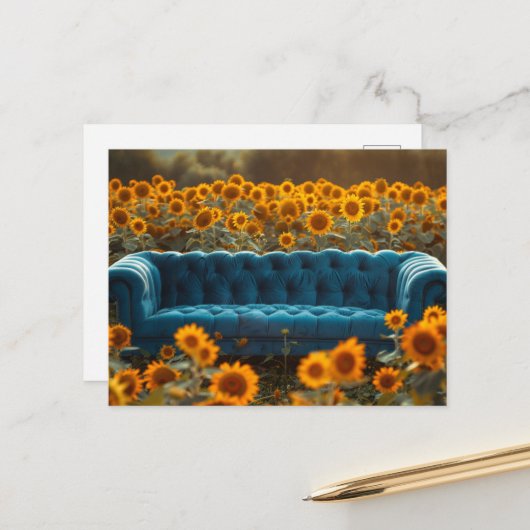 Alte blaue Couch in Sonnenblumen Postkarte (Vorderseite/Rückseite Beispiel)