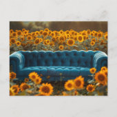 Alte blaue Couch in Sonnenblumen Postkarte (Vorderseite)