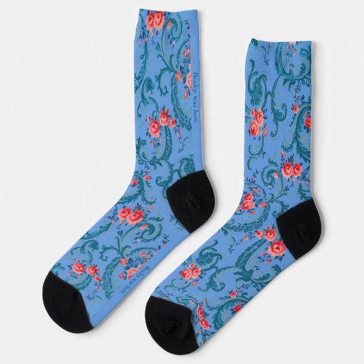 Alte Blumentapete in Blau und Rot Socken (Linkes Detail)