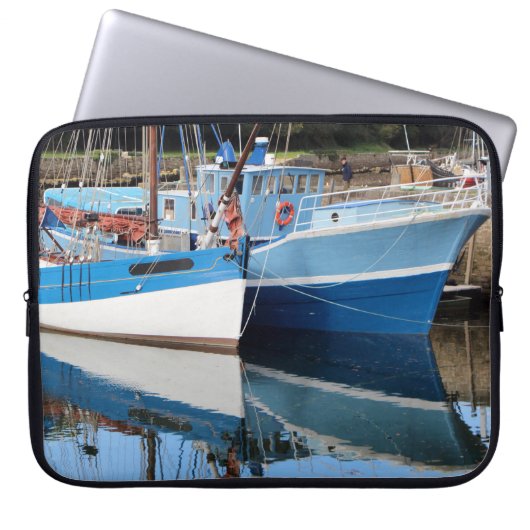 Alte Boote in Douarnenez Laptopschutzhülle (Vorderseite)