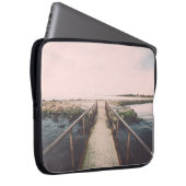 Alte Brücke mit rostigen Metallschienen in der Näh Laptopschutzhülle (Vorne Rechts)