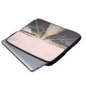 Alte Brücke mit rostigen Metallschienen in der Näh Laptopschutzhülle (Vorne Knopf)