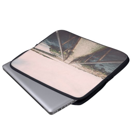 Alte Brücke mit rostigen Metallschienen in der Näh Laptopschutzhülle (Vorne Knopf)