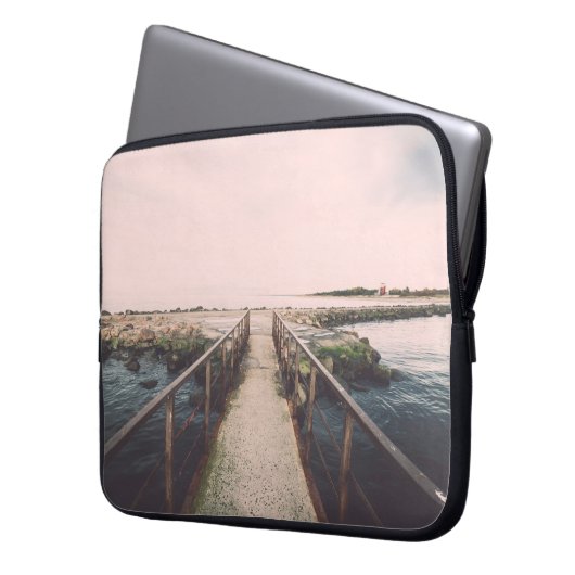 Alte Brücke mit rostigen Metallschienen in der Näh Laptopschutzhülle (Vorderseite Links)