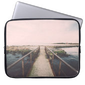 Alte Brücke mit rostigen Metallschienen in der Näh Laptopschutzhülle (Vorderseite)