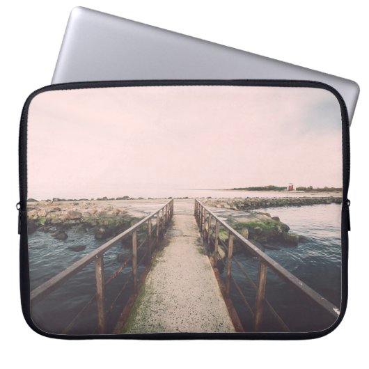 Alte Brücke mit rostigen Metallschienen in der Näh Laptopschutzhülle (Vorderseite)