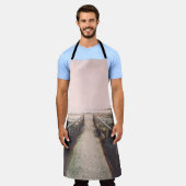 Alte Brücke mit rostigen Metallschienen in der Näh Schürze (Getragen)