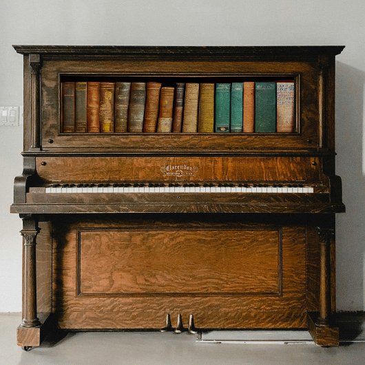 Alte Bücher auf der Decoupage der Regale Seidenpapier