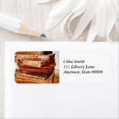 Alte Bücher auf einem Stapeladresslabel (Insitu)