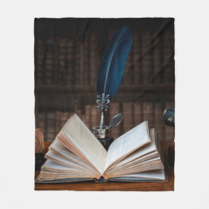 Alte Bücher, Federkugelschreiber und antikes Tinte Fleecedecke