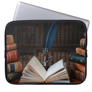 Alte Bücher, Federkugelschreiber und antikes Tinte Laptopschutzhülle