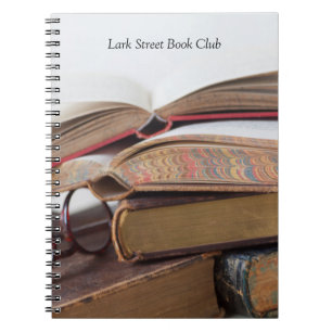 Alte Bücher mit Brille