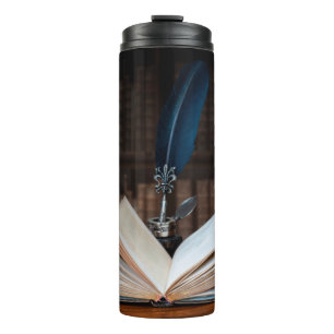 Alte Bücher, Stift und Vintage Tinte aus Holz Thermosbecher