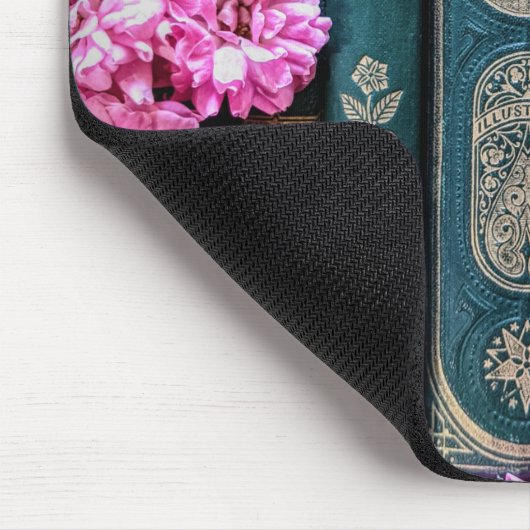 Alte Bücher und alte Rose Mousepad (Ecke)