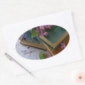 Alte Bücher und Lila Ovaler Aufkleber (Umschlag)