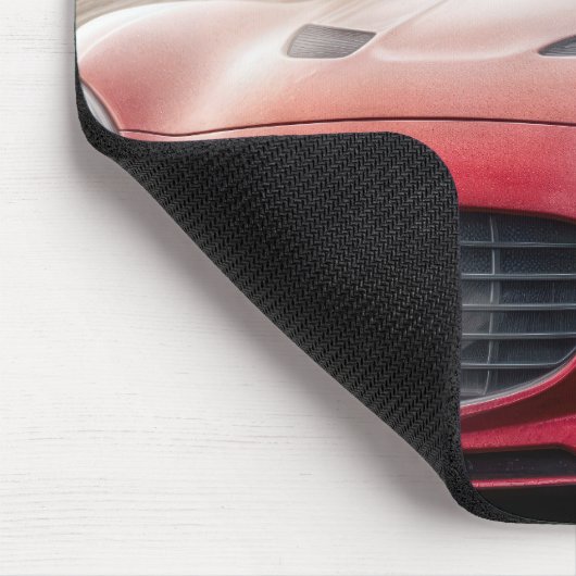 Alte Dame, die ein rotes Sportauto fährt Mousepad (Ecke)