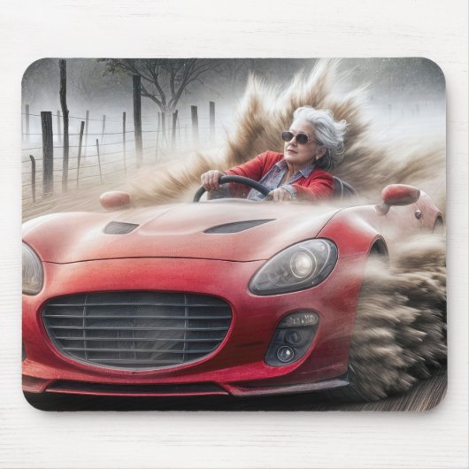 Alte Dame, die ein rotes Sportauto fährt Mousepad (Vorne)