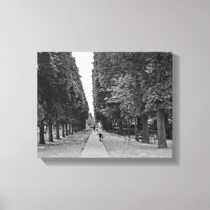 Alte Dame, die im Sommer im Pariser Park spaziert Leinwanddruck