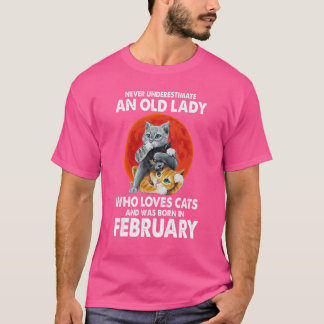 Alte Dame, die Katzen Liebe und im Februar Geboren T-Shirt