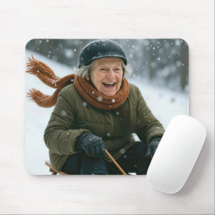Alte Dame fährt einen Hügel hinab Mousepad