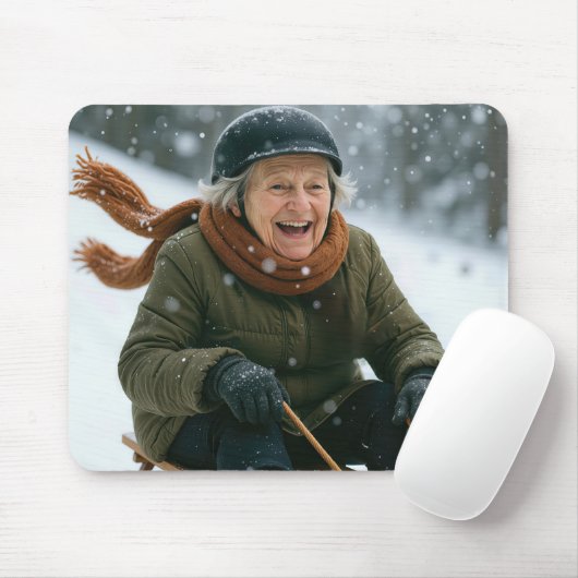 Alte Dame fährt einen Hügel hinab Mousepad (Mit Mouse)