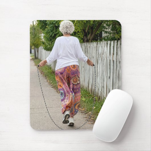 Alte Dame hüpft Seil auf einem Bürgersteig Mousepad (Mit Mouse)
