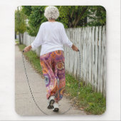 Alte Dame hüpft Seil auf einem Bürgersteig Mousepad (Vorne)