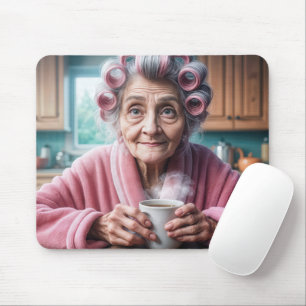 Alte Dame in rosa Curlers Mousepad