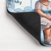 Alte Dame kühlt sich vor einem alten Ventilator ab Mousepad (Ecke)