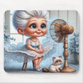 Alte Dame kühlt sich vor einem alten Ventilator ab Mousepad (Vorne)