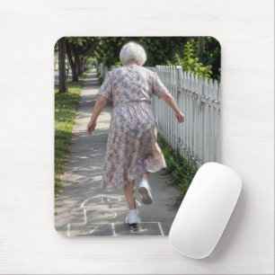 Alte Dame spielt Hopscotch-Spiel Mousepad