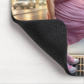 Alte Dame Stehend auf einem Straßenturm Mousepad (Ecke)