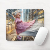 Alte Dame Stehend auf einem Straßenturm Mousepad (Mit Mouse)