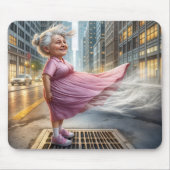 Alte Dame Stehend auf einem Straßenturm Mousepad (Vorne)