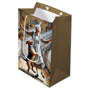 Alte Dame tanzt mit ihrem Hund zum Geburtstag Mittlere Geschenktüte