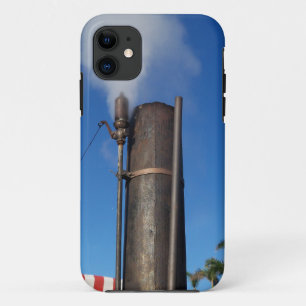alte Dampfpfeife mit weißem Dampfstrahl iPhone 11 Hülle