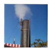 alte Dampfpfeife mit weißem Dampfstrahl Fliese (Vorderseite)