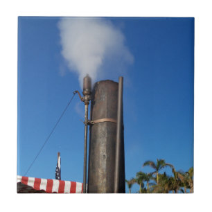 alte Dampfpfeife mit weißem Dampfstrahl Fliese