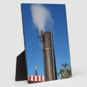 alte Dampfpfeife mit weißem Dampfstrahl Fotoplatte (Seite)