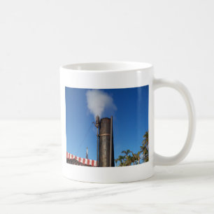 alte Dampfpfeife mit weißem Dampfstrahl Kaffeetasse