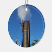 alte Dampfpfeife mit weißem Dampfstrahl Keramikornament (Links)