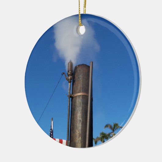 alte Dampfpfeife mit weißem Dampfstrahl Keramikornament (Links)