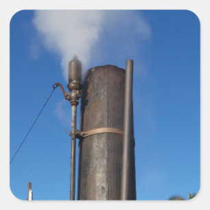 alte Dampfpfeife mit weißem Dampfstrahl Quadratischer Aufkleber