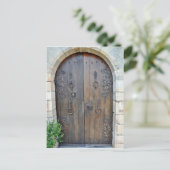 Alte dekorative Holztür an der Steinwand Postkarte (Stehend Vorderseite)